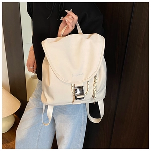 Dettaglio dello zaino in tela beige con fibbia in metallo e logo Waney cute