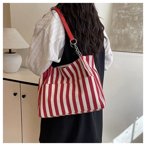 Détail du sac cabas en toile rayé rouge et blanc avec sangle cuir et chaîne métal