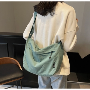 Borsa a tracolla verde salvia con grande capacità e tracolla larga regolabile