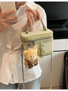 Sac Seau en Cuir PU Tissé pour Femmes Style Coréen Petit Sac à Bandoulière Forme Boîte Avec Pendentif Ours en Peluche
