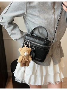 Sac bowling noir élégant à texture tissée avec charm ours et bandoulière en chaîne