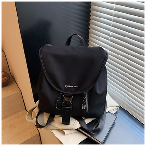 Dettaglio dello zaino nero Honey Cute in nylon con chiusura a fibbia e finitura opaca