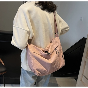 Vista posteriore dettagliata della grande borsa a tracolla in nylon rosa con zip