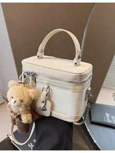 Sac bowling blanc crème à texture tressée avec bandoulière chaîne et pendentif ours