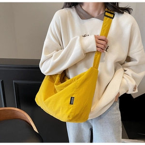 Vista dettagliata della borsa hobo in nylon giallo con tracolla regolabile