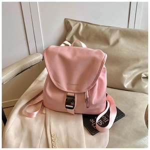 Dettaglio zaino in nylon rosa con chiusura a scatto in metallo e logo Honey cute