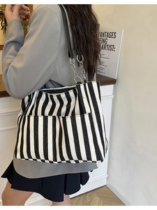 Grand sac cabas en toile à rayures verticales noires et blanches avec bandoulière