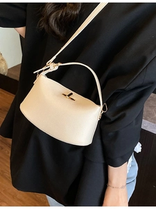 Elegante cremeweiße Damenhandtasche aus genarbtem Leder mit minimalistischem Golddrehverschluss