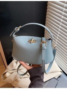 Elegante hellblaue Handtasche aus Leder mit Litschi-Muster und goldenem Schloss
