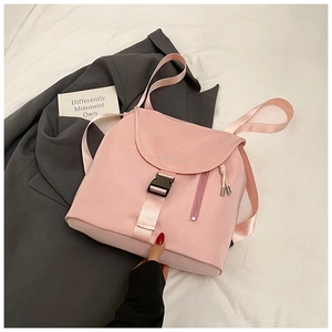 Dettaglio zaino in nylon rosa con patta, fibbia a scatto e cerniera verticale alla moda