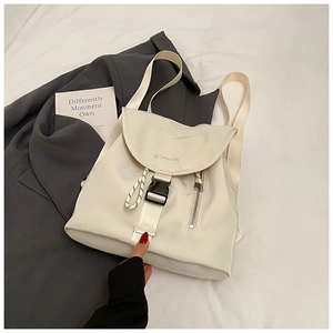 Dettaglio dello zaino in nylon bianco crema con fibbia e coulisse intrecciata decorativa