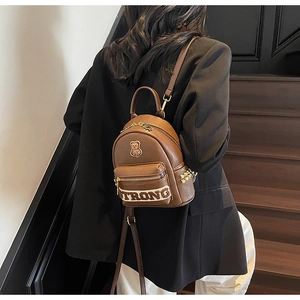 Mini sac à dos marron en similicuir avec patch ours et broderie STRONG sur modèle
