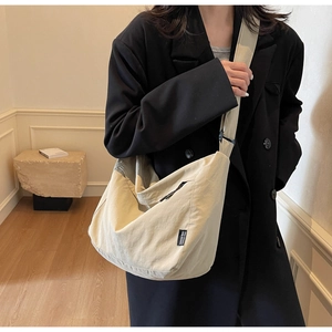 Dettaglio della texture in nylon resistente e della tasca laterale con zip sulla borsa