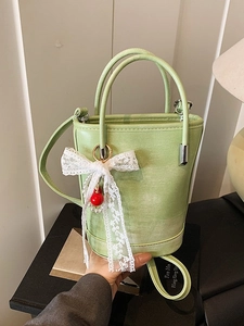 Sac seau en cuir mat vert clair avec nœud en dentelle blanche et poignée supérieure