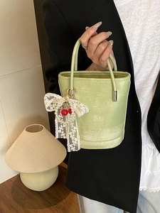 Sac seau vert clair avec nœud en dentelle cerise et finition texture mate haut de gamme