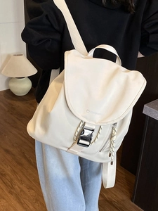Zaino da trekking minimalista in nylon crema con fibbie in metallo e tasche laterali