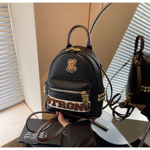 Détail de l'écusson ours et du lettrage 3D sur le sac à dos en cuir PU noir