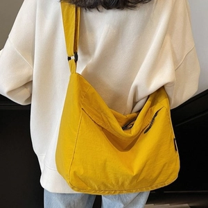 Grande borsa a tracolla in tela giallo brillante con cinturino regolabile e logo