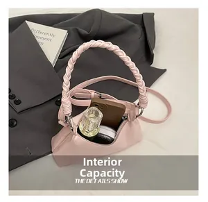 Capacité interne du sac hobo rose montrant l'espace pour téléphone et cosmétique