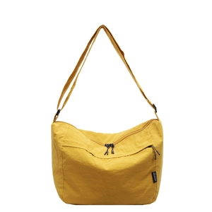 Grande borsa a tracolla in nylon giallo senape con tracolla regolabile e doppia zip