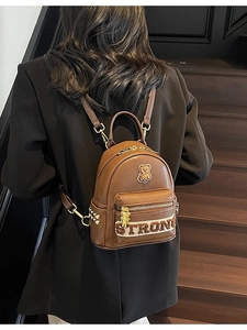 Mini sac à dos marron en PU avec écusson ours et broderie sur le dos du mannequin