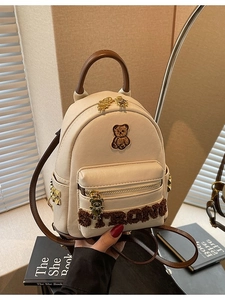 Sac à dos mignon en cuir PU crème avec écusson d'ours et rivets dorés pour femme
