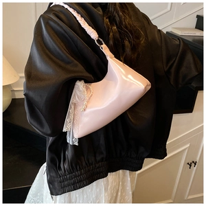 Sac baguette rose avec dentelle blanche, chaîne de perles et bandoulière tressée