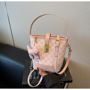 Détail du sac seau monogramme rose avec fermoir doré et breloque éléphant en cuir