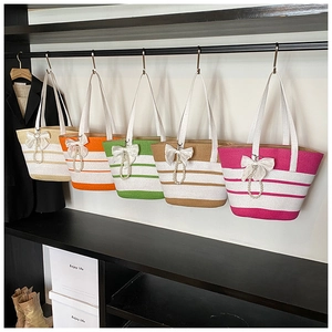 Collezione di borse tote in paglia a righe con fiocchi di perle in vari colori estivi