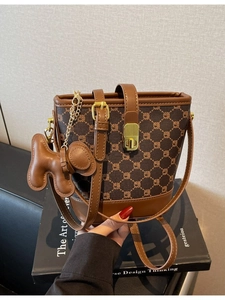 Sac Seau Tendance À Imprimé Monogramme Pour Femmes Vintage En Similicuir PU Toile Patchwork Sac À Main Avec Fermoir En Métal Doré Et Breloque Animale Sac À Bandoulière