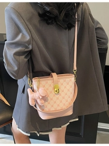 Sac seau bicolore rose et beige avec motifs géométriques et charmant pendentif chien