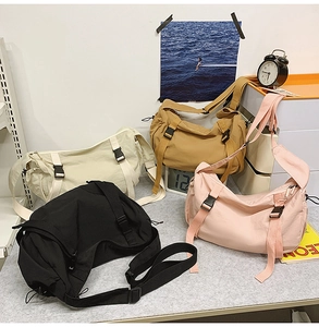 Wasserdichte Nylon-Schultertaschen in Schwarz, Beige, Khaki und Pink mit Schnallen