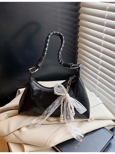 Sac croissant noir chic avec poignée tressée et pendentif nœud en dentelle de perles