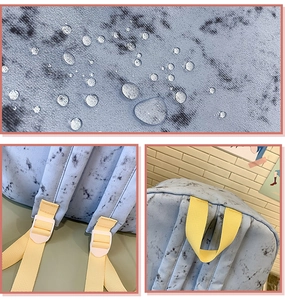 Mochila azul claro impermeable con textura de mármol y correas amarillas ajustables