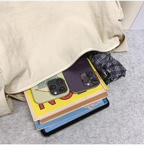 Draufsicht einer cremefarbenen Umhängetasche mit viel Platz für Bücher, Handy und Schirm