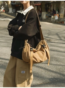 Detail der khakifarbenen Hobo-Tasche mit verstellbarem Gurt und Schnallenverschluss