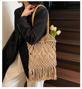 Détail du sac fourre-tout tissé bohème avec motifs en losange et longues franges décoratives