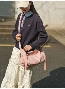 Detail der hellrosa Nylon-Tasche mit verstellbarem Gurt und Steckverschluss-Detail