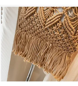 Gros plan sur le sac en coton tissé à la main beige avec de longs pompons denses