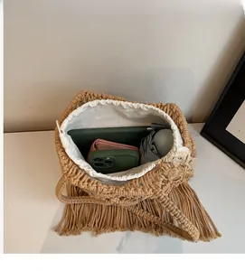Vue intérieure du sac cabas en paille montrant sa grande capacité pour parapluie et tablette