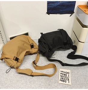 Detailansicht der matten Nylon-Umhängetaschen in Khaki und Schwarz mit Kunststoffschnalle