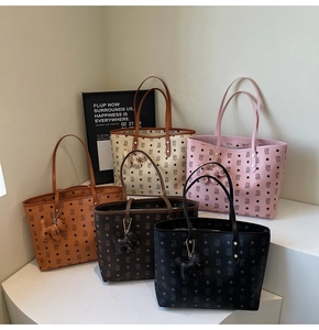 Dettaglio di cinque borse tote in pelle con stampe geometriche e ciondoli a cane