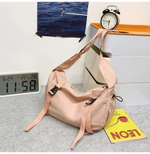 Detail der pfirsichrosa Nylon-Tasche mit verstellbarem Riemen und Schnallenverschluss