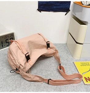 Details der rosa Nylon-Tasche mit verstellbaren Schnallenriemen und seitlichem Kordelzug