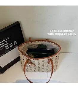 Vista interna della grande borsa tote che mostra la capienza e la tasca interna con zip