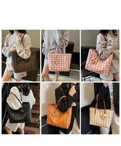 Dettaglio di varie borse tote con monogramma in più colori e ciondoli a forma di orsetto