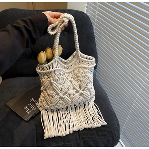 Détail du sac cabas en macramé fait main avec tissage géométrique et longues franges
