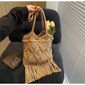 Gros plan du sac bandoulière macramé beige fait main avec franges et motifs tissés