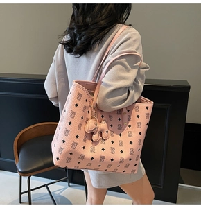Dettaglio della borsa rosa con stampa di orsetti e ciondolo a forma di cucciolo