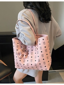 Borsa tote rosa in ecopelle con motivo monogramma e ciondolo a forma di cane per donna